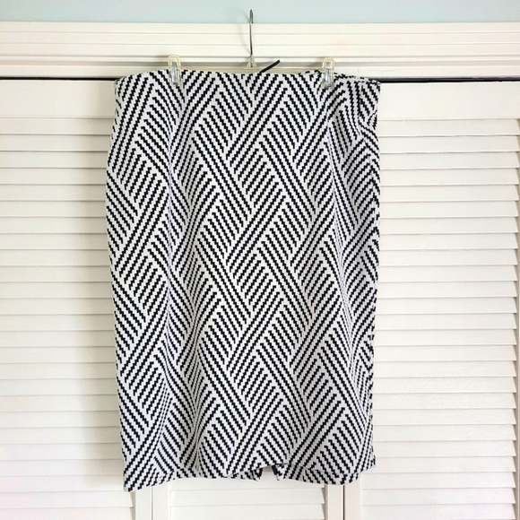 Lane Bryant Plus Size 22 Black/White Zig Zag Textured Zip Back Pencil Skirt - Picture 1 of 7
